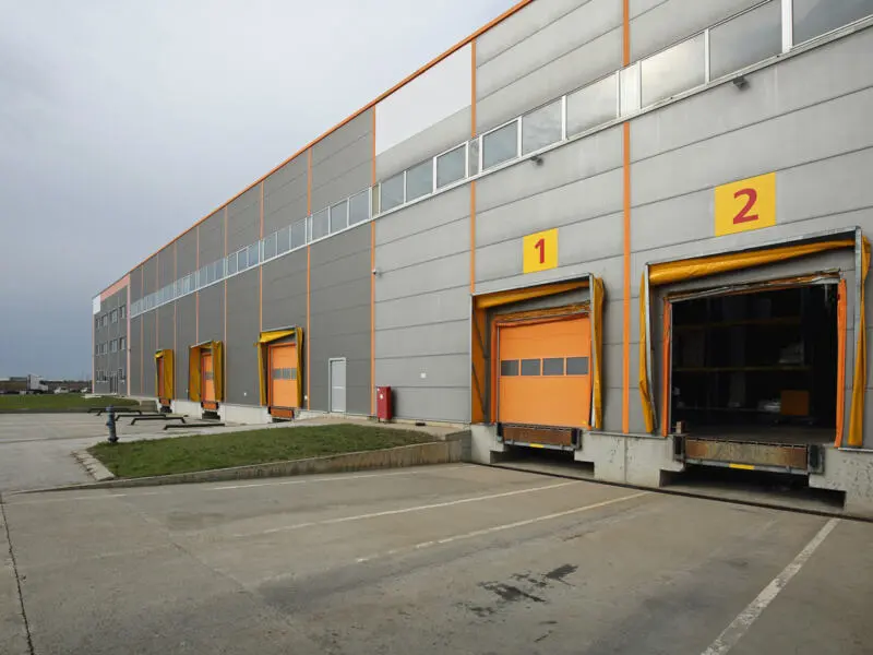 Standar Loading Dock untuk Bongkar Muat Aman dan Efisien